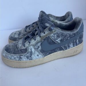 Nike Air Force 1 in Gray and Cream